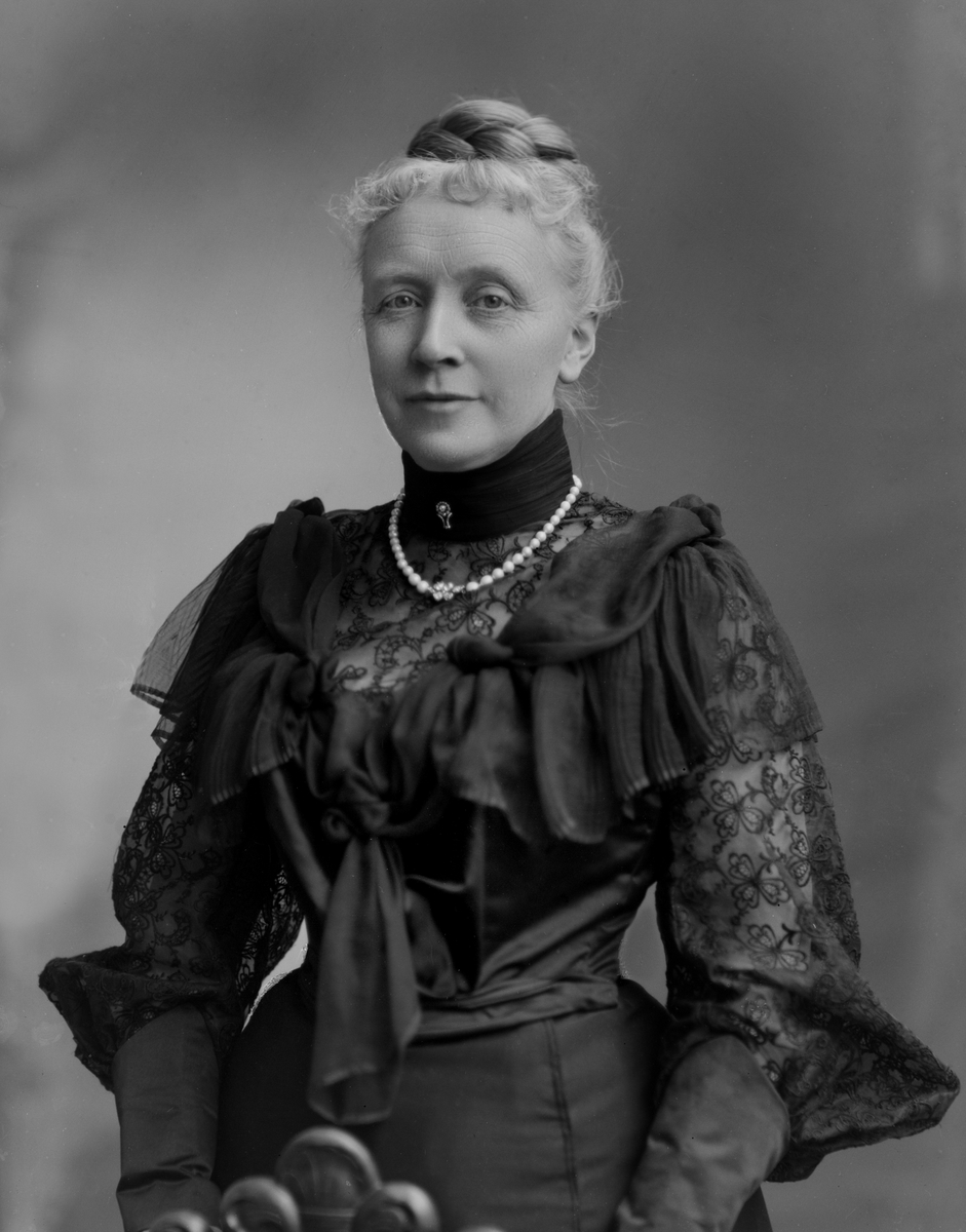 Maria Tesch, Porträtt. Porträttbild från Maria Teschs ateljé. Foto: Maria Tesch. Fotograferad i Maria Teschs ateljé som fanns i Linköping åren 1873 - 1936. Digitaliserad efter original glasnegativ som förvaras på Stiftsbiblioteket /Linköpings stadsbibliotek.
