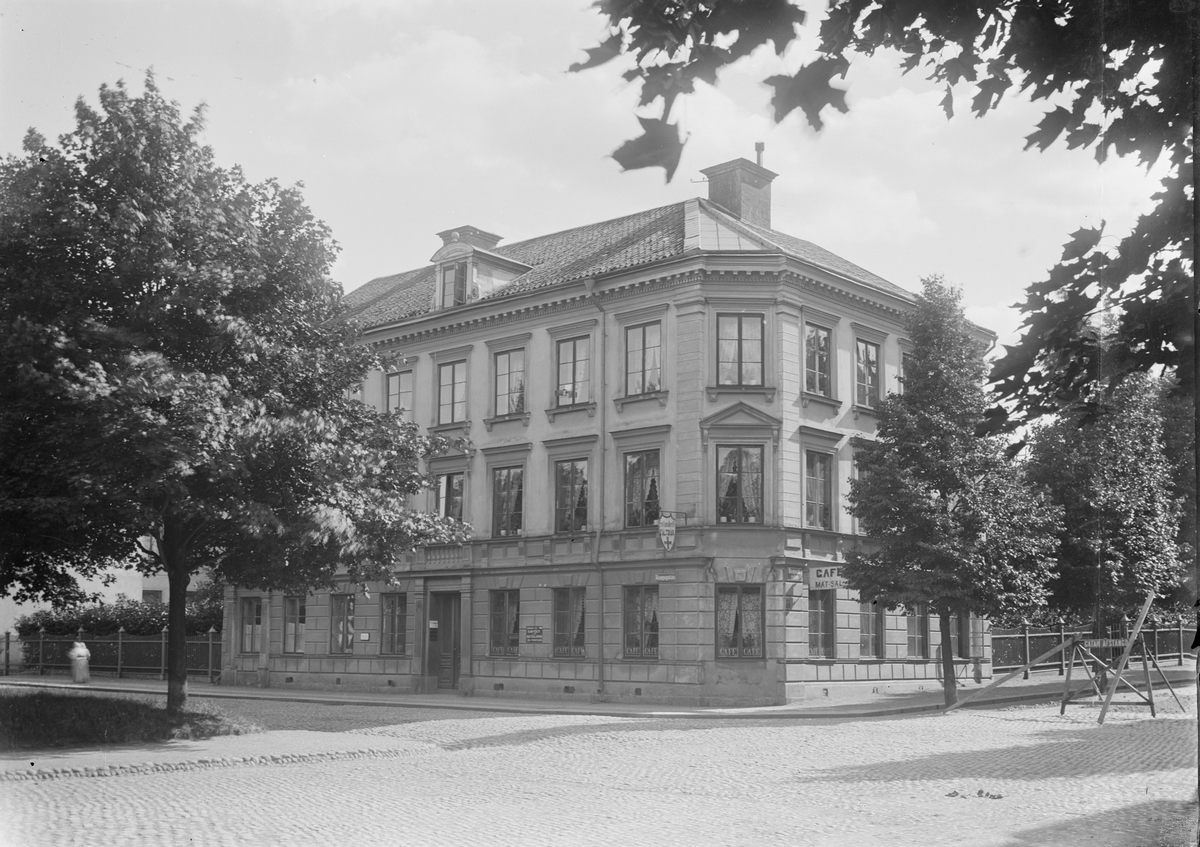 Henri Osti's Fotografiateliér, Flerbostadshus, hörnet Kungsgatan 61 - Bangårdsgatan 15, Uppsala 1900