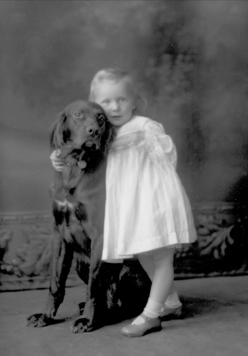 Gustav Borgen, Portrett, pike og hund, professor Morgenstjernes barnebarn.