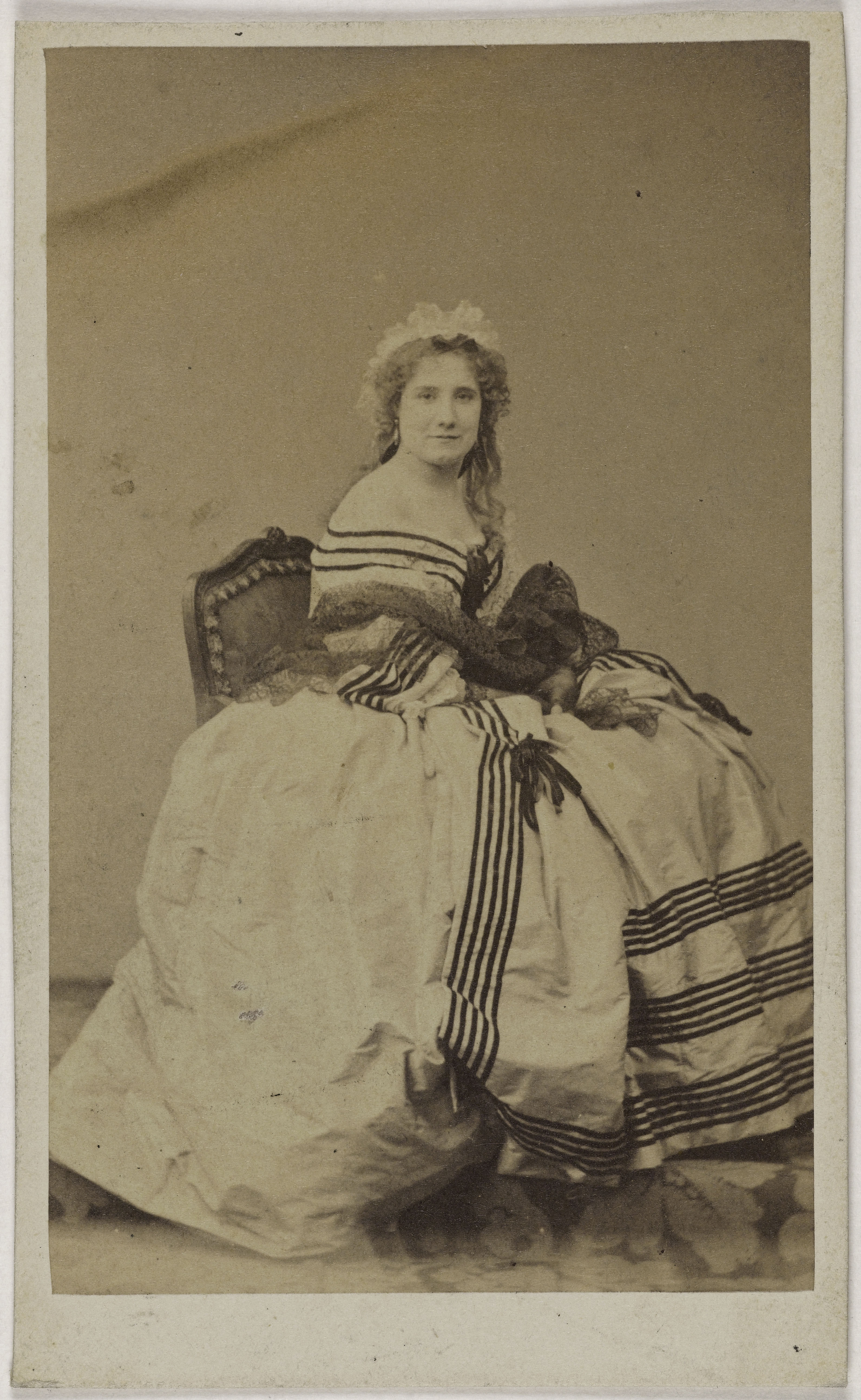 Pierre Petit, Portrait d'Emilie Defodon (18 -1902) (épouse de Chevandier de Valdrome), (actrice)