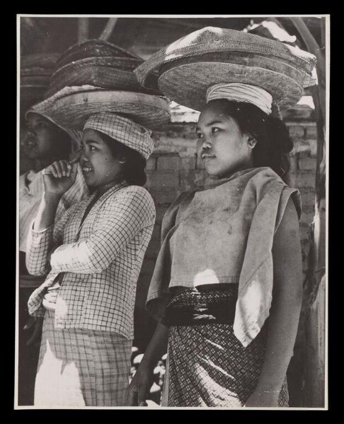 Hardy, Bert, Portraits of women, Bali