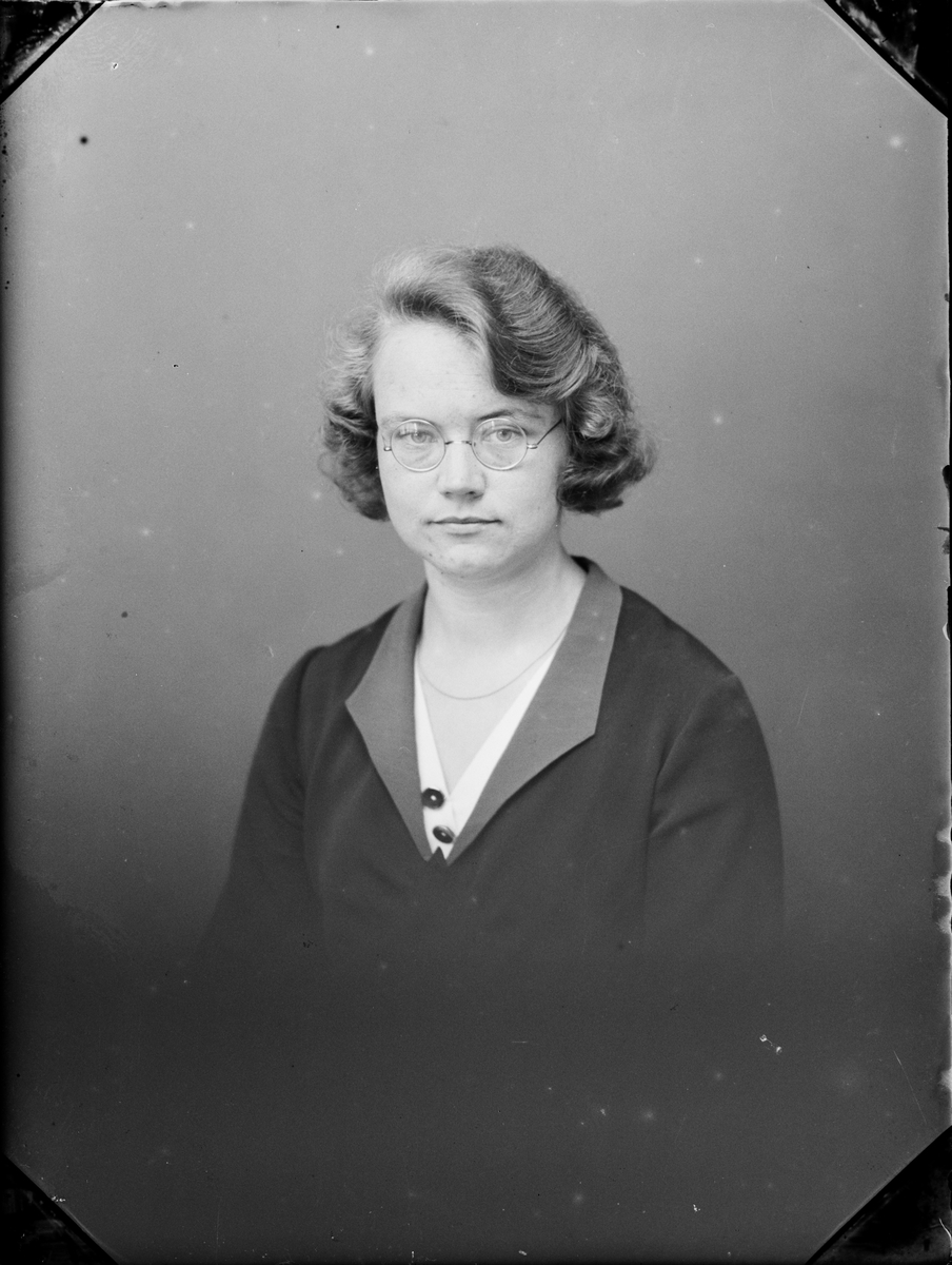 Skötsner-Edhlund, Ateljéporträtt - Tyra Edhlund, Östhammar, Uppland