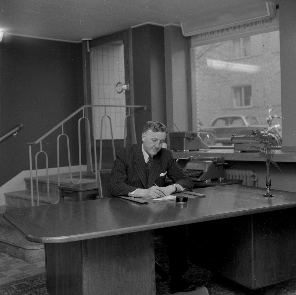 Örebro Kuriren, Skrivmaskinfirma får nya lokaler. 2 februari 1955