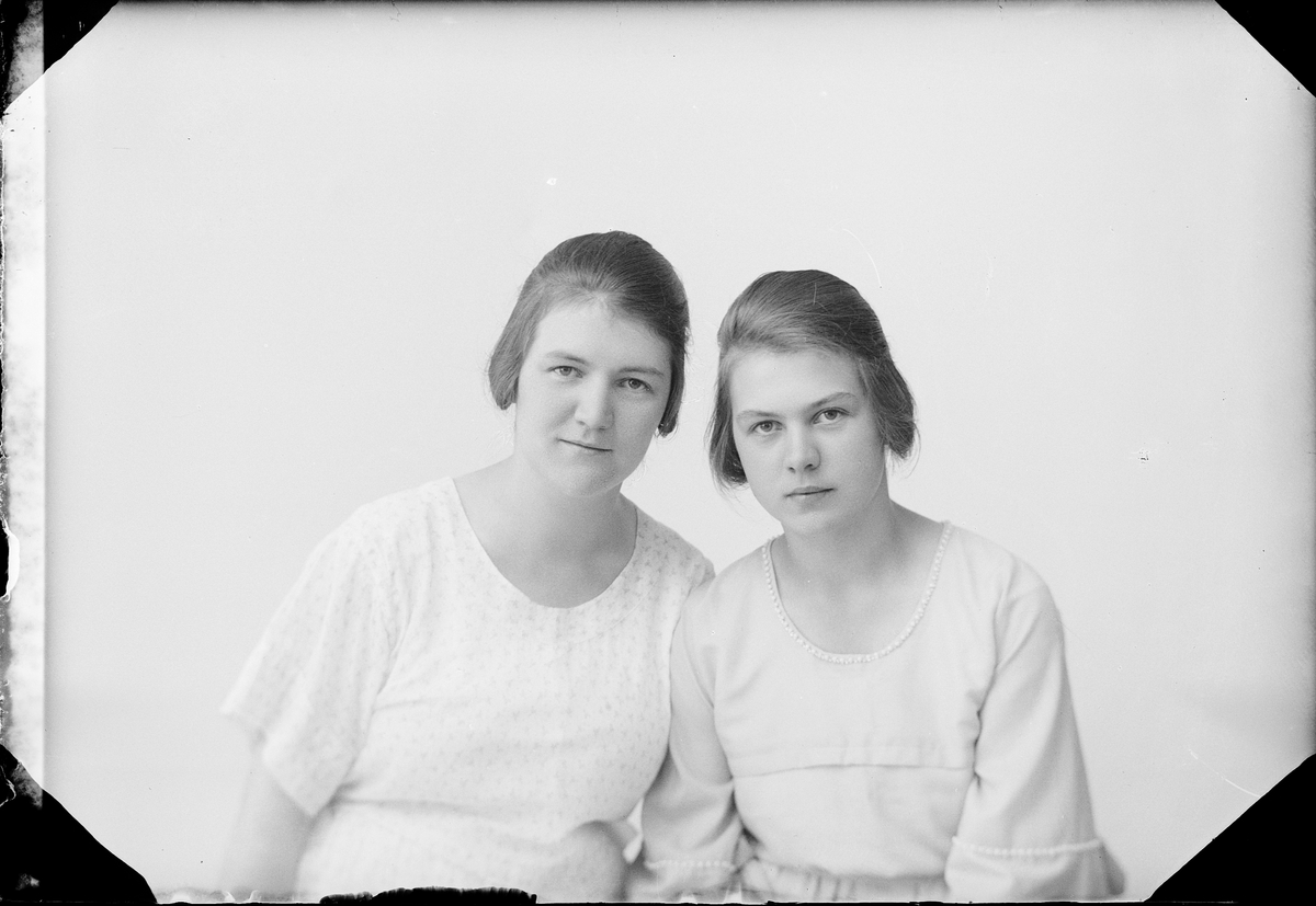 Skötsner-Edhlund, Ateljéporträtt - Anna och Sigrid Eriksson från Johannisfors, Forsmark socken, Uppland 1922