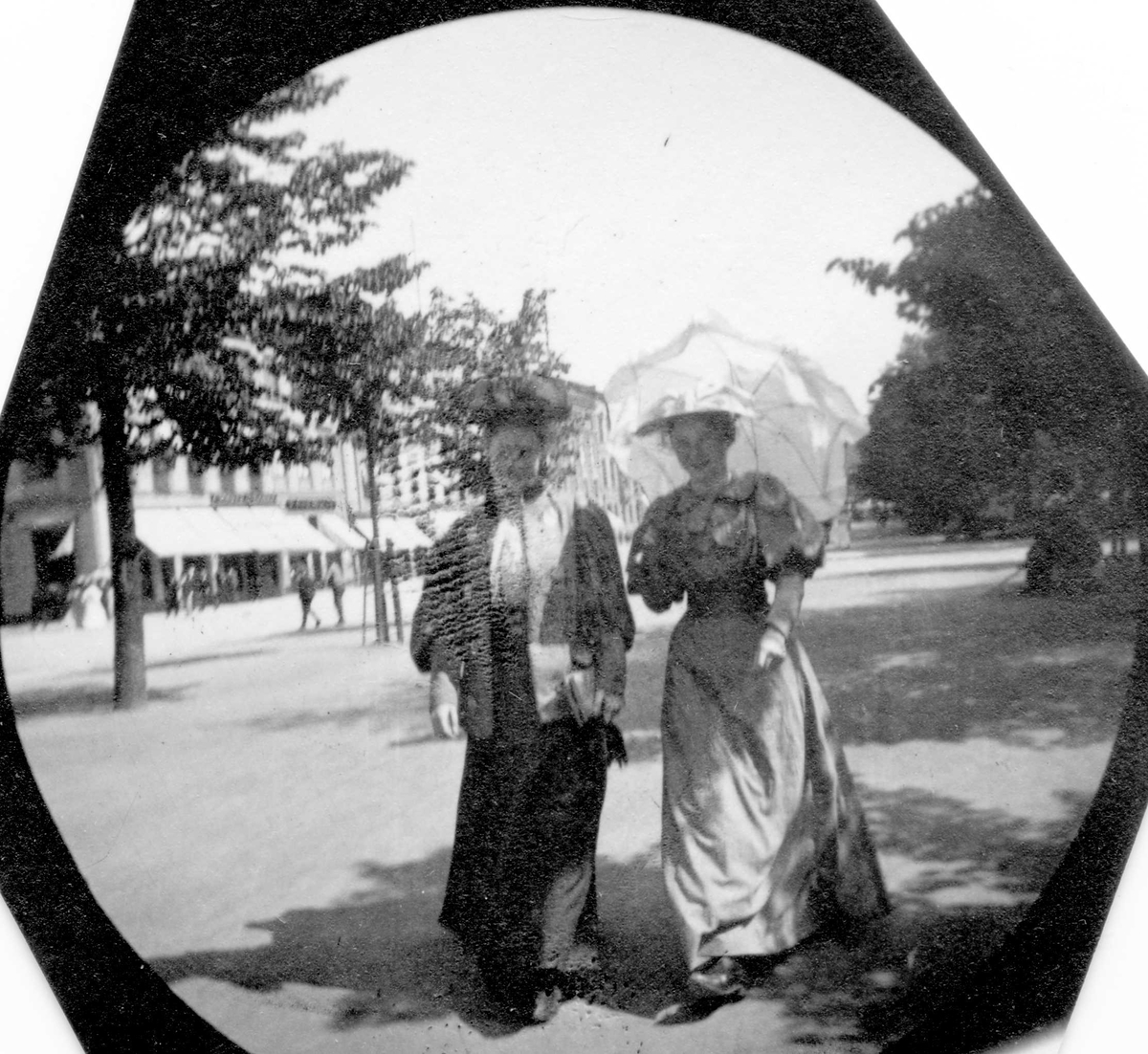 Fredrik Carl Mülertz Størmer, Frk. Lalla Reimers og frk. Signe Faye Hansen spaserer langs Karl Johans gate, Oslo.