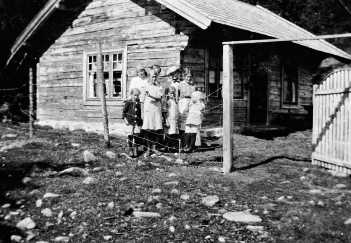 Anno Domkirkeodden, Barn og voksne foran størhus på seter. Nyskolla, Ringsakefjellet?.