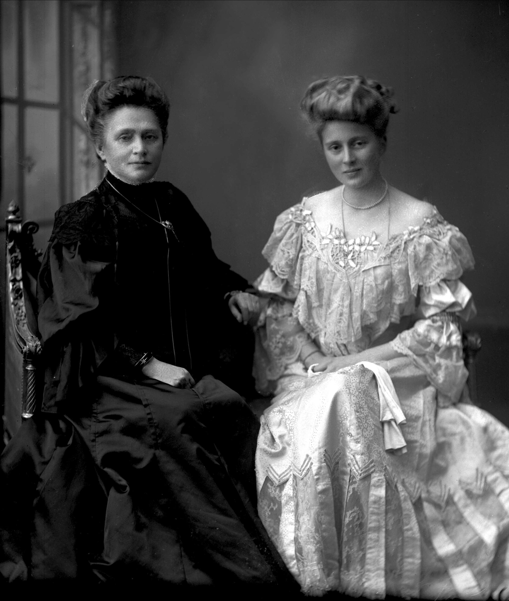 Gustav Borgen, Gruppeportrett, fru Martha Jensen Eckbo og datteren Gunnvor.