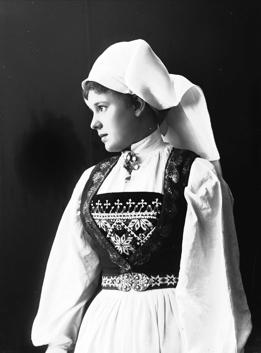 Solveig Lund, Studioportrett av kvinne i drakt og skaut.