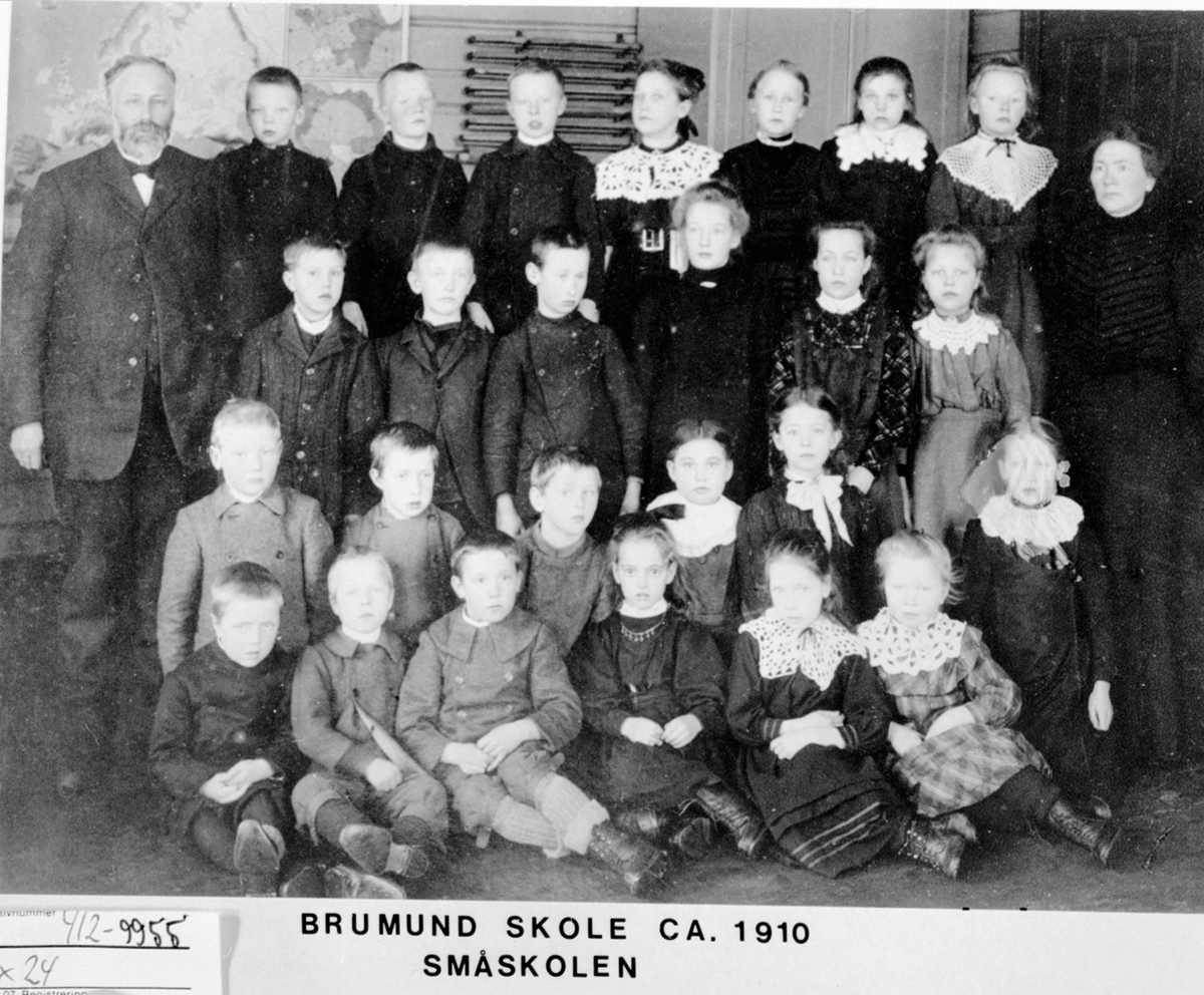 Anno Domkirkeodden, Elver og lærere ved småskolen, Brumund skole, Veldre, Ringsaker.