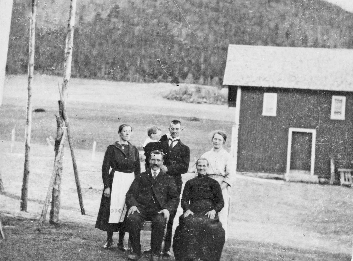 Rachel Haarseth, Gruppebilde, personer, klær, bolighus.