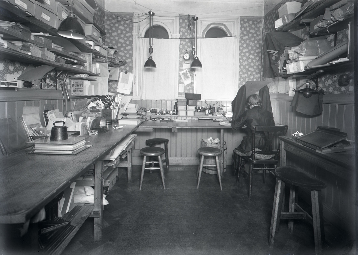 Walter Olson, Då det sitter en kvinna vid kopieringsapparaten kan detta vara en bild från systrarna Winells ateljé på Södra Långgatan. Walter Olson köpte deras ateljé 1934 men var verksam i Kalmar redan från 1928.