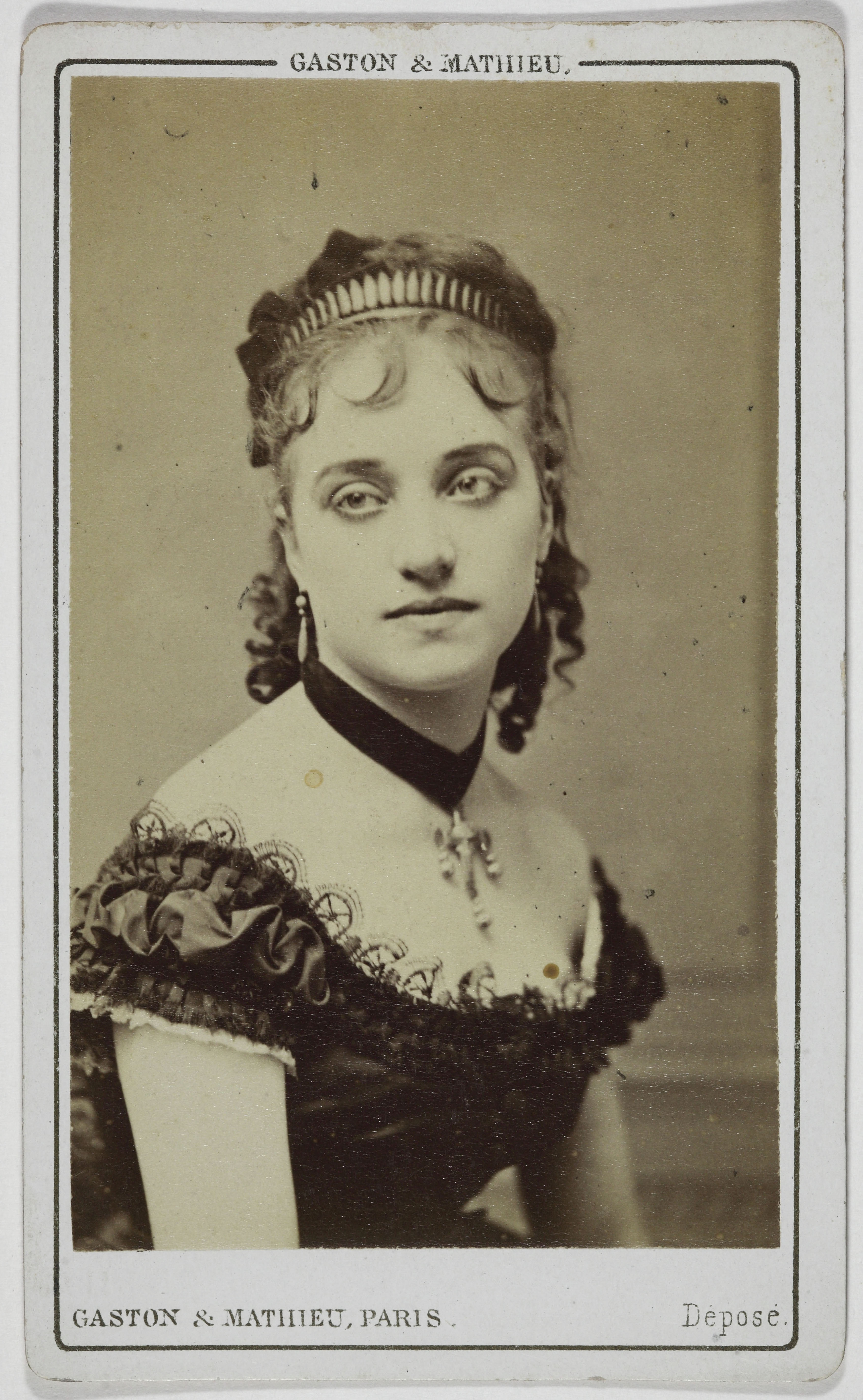Gaston & Mathieu, Portrait d'Amiati, (Marie-Thérèse Victoria-Adélaïde Abbiate, dite), (1851-1889), (chanteuse de café-concert)