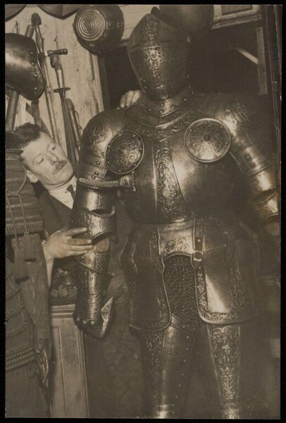 Hoppé, Emil Otto, Armoury Shop