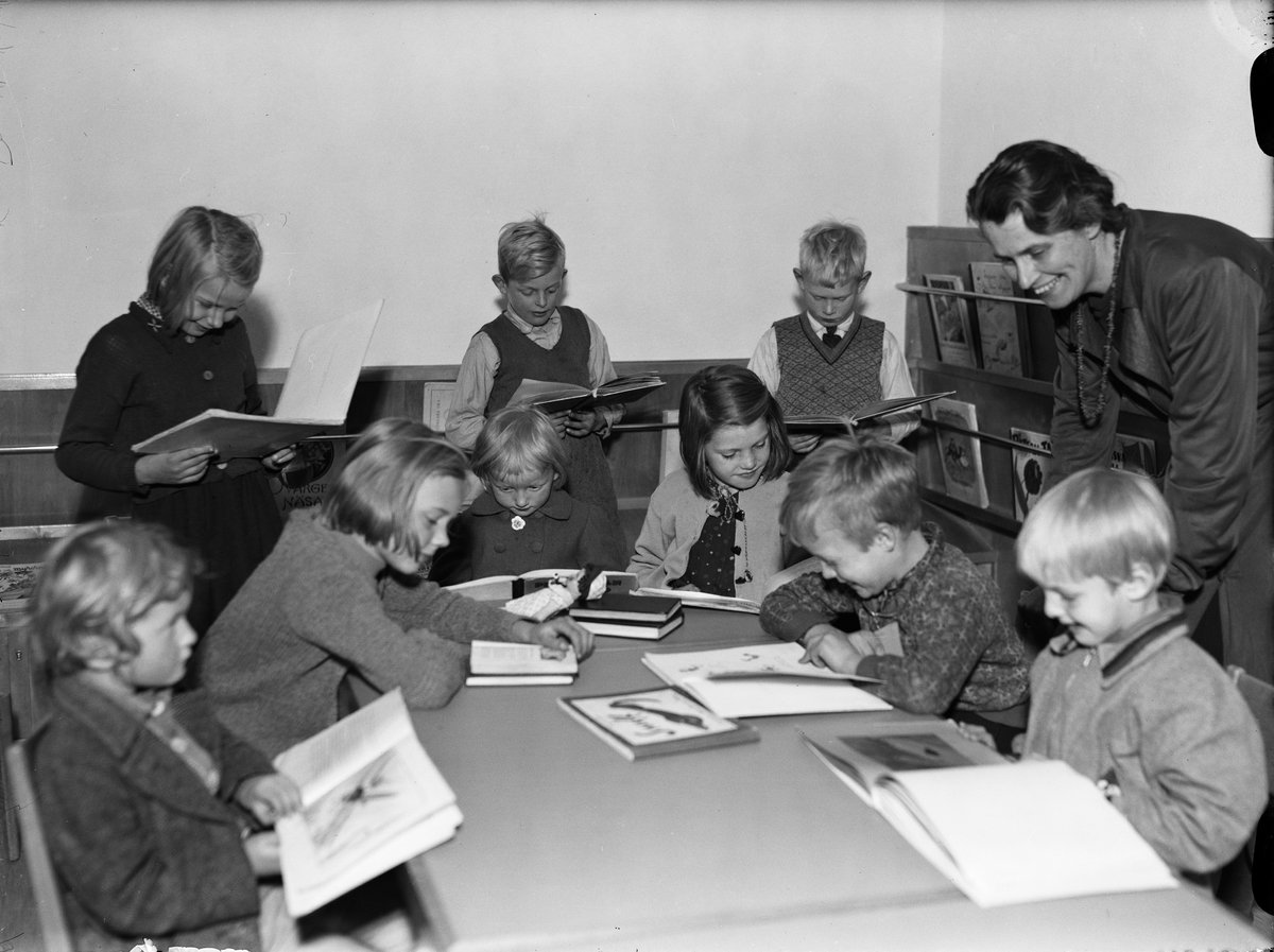 Paul Sandberg, Librarian Vivica Hands with Children, Uppsala City Library, November 1941