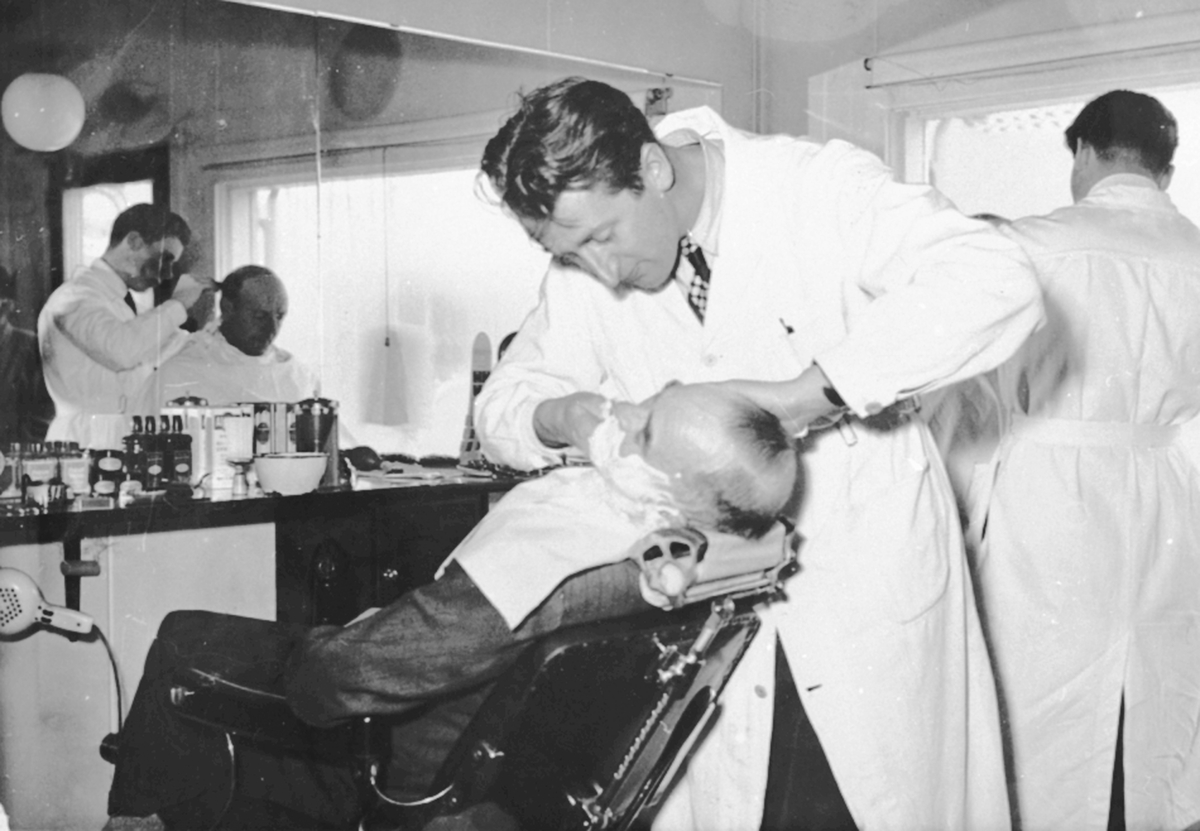 Anno Domkirkeodden, Interiør, Engelis dame og herrefrisørsalong, Furnesvegen, Brumunddal. Thore Ellefsen barberer Ole Jensbakk.