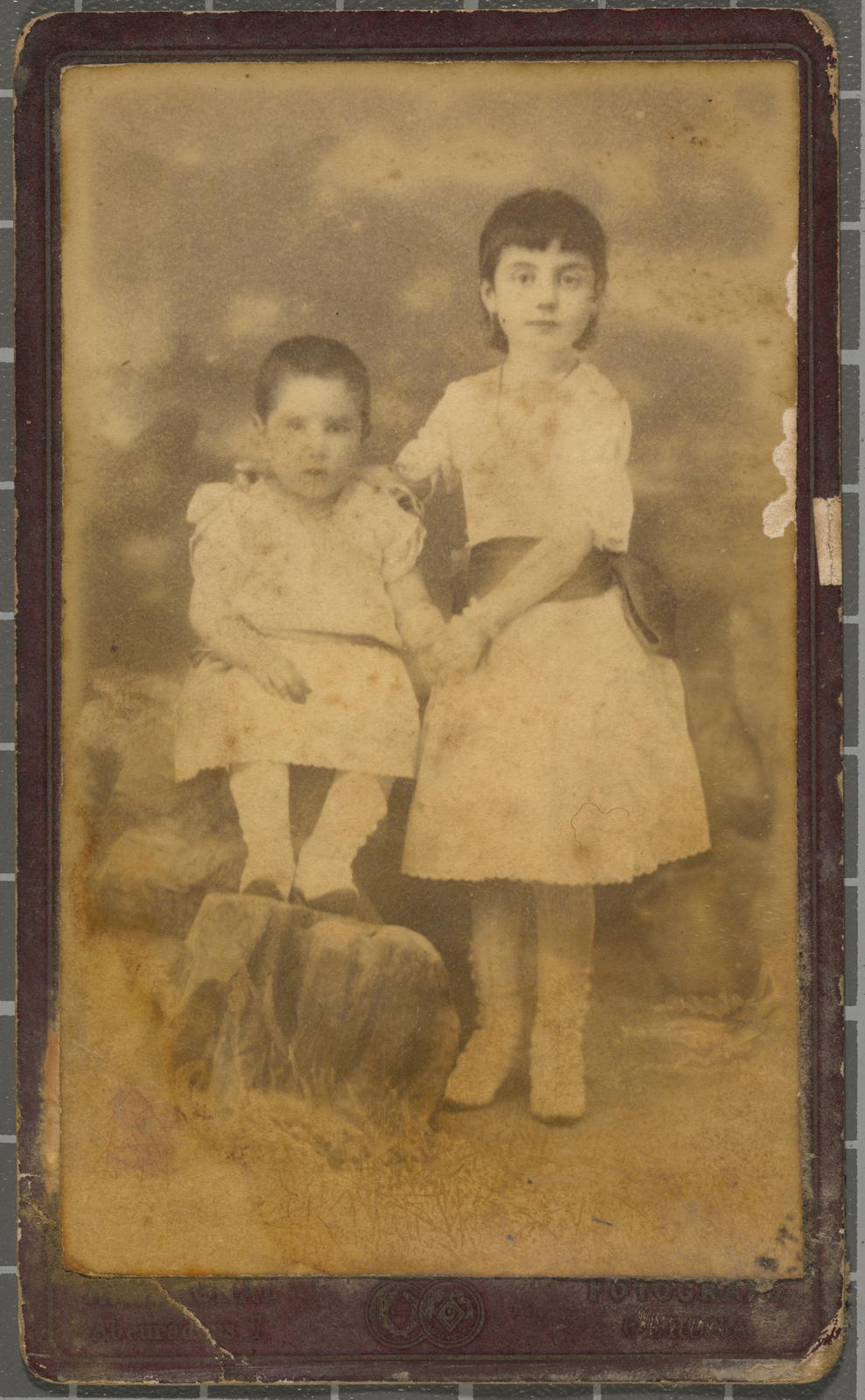 Desconegut, [Portrait of two girls]