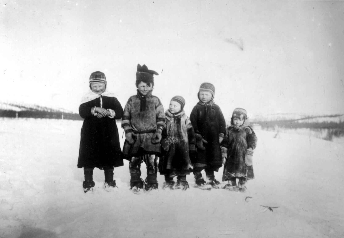 Ellisif Rannveig Wessel, Fem samebarn i vintersnø, fra Sandnes, Sør-Varanger, Finnmark, 1903.