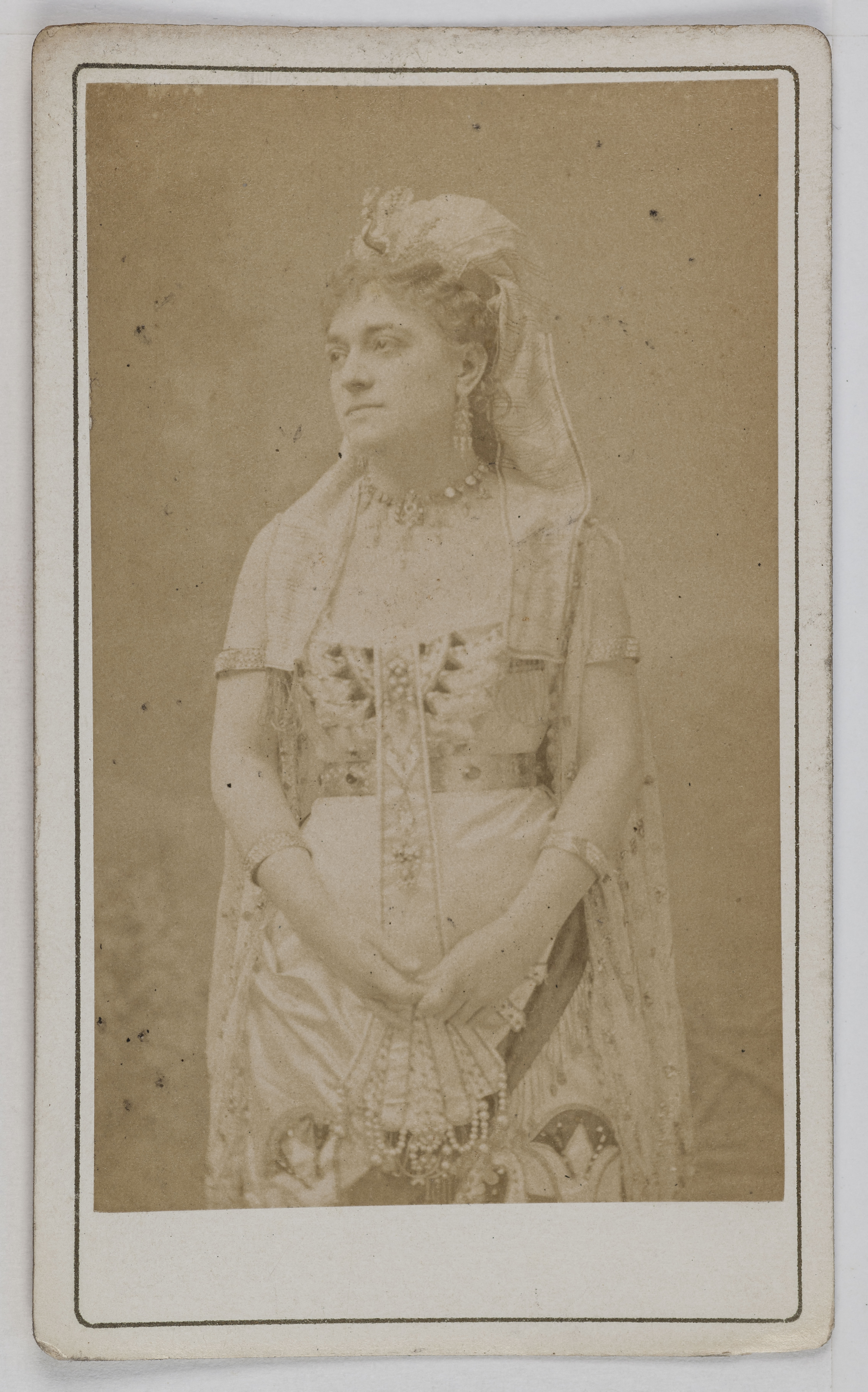 Gaston & Mathieu, Portrait de Céline Anna Vanghel ou Van Ghell (18..-19..), mezzo-soprano hollandaise entre 1869 et 1879.