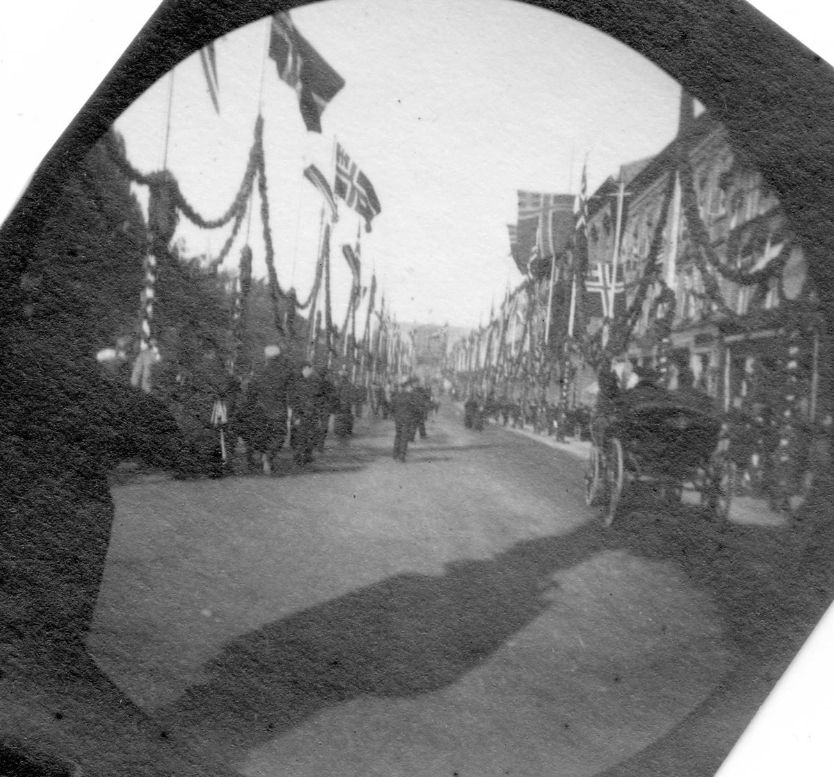 Fredrik Carl Mülertz Størmer, Karl Johans gate, Oslo, pyntet med flagg og girlander. 17. mai eller Nansens inntog.