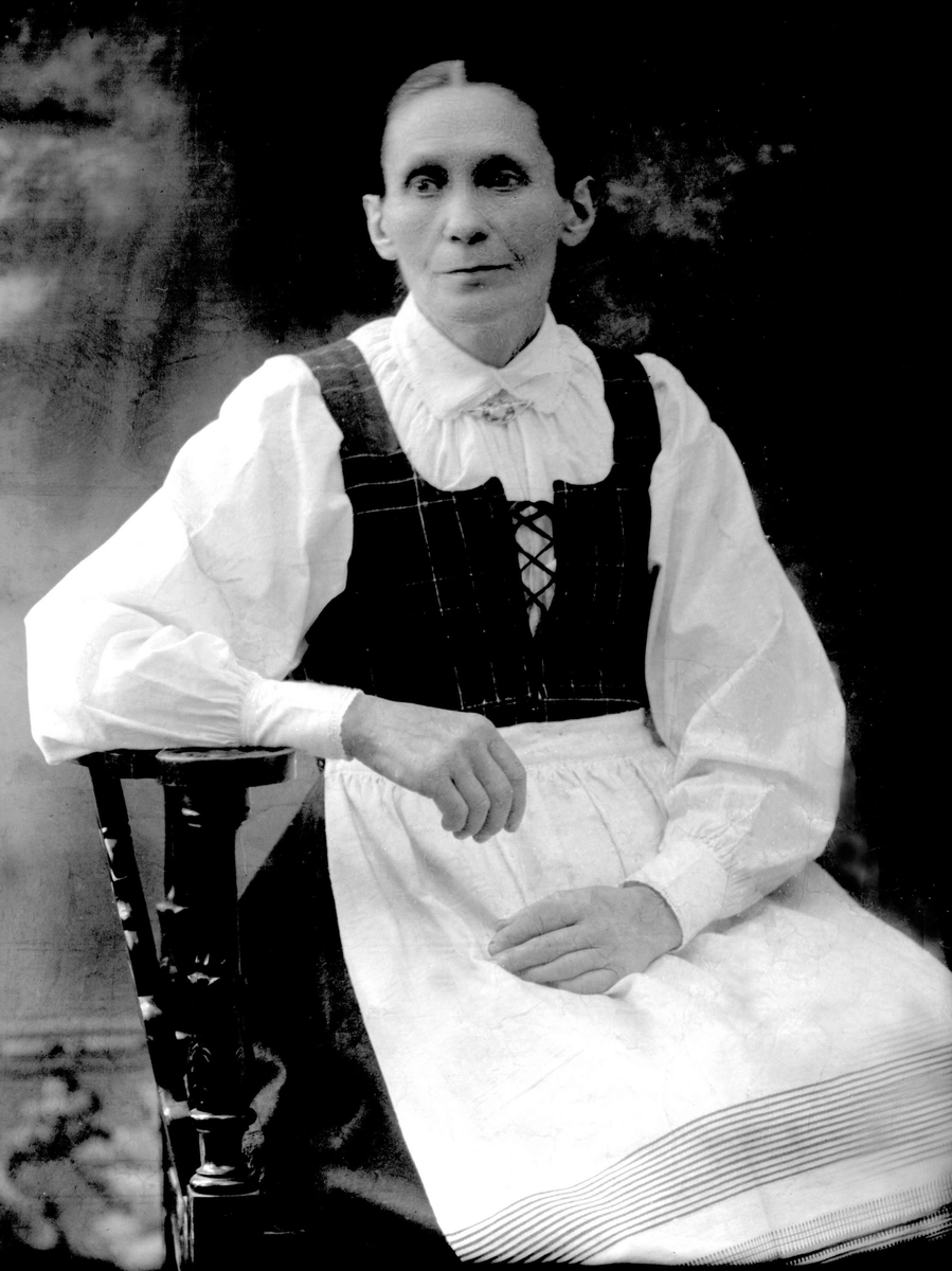 Gustav Borgen, Portrett, kvinne i bunad.