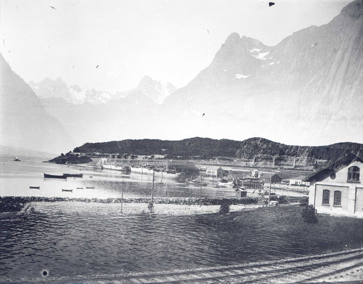 Tom Kent, Dobbelteksponert bilde fra Narvik havn. Bakgrunnen ant. Raftsund.