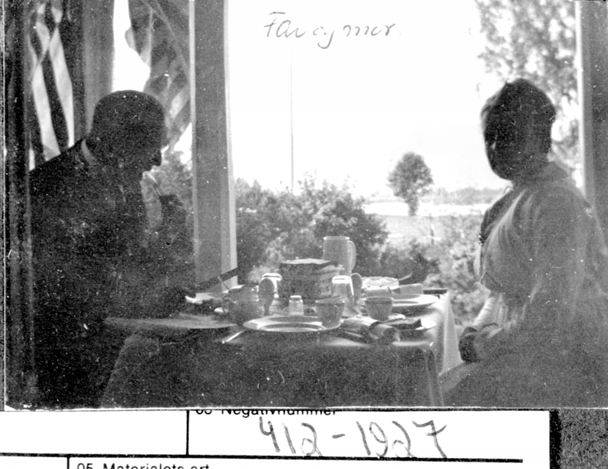 Anno Domkirkeodden, Frokost på verandaen på Granerud gård, Ringsaker.
