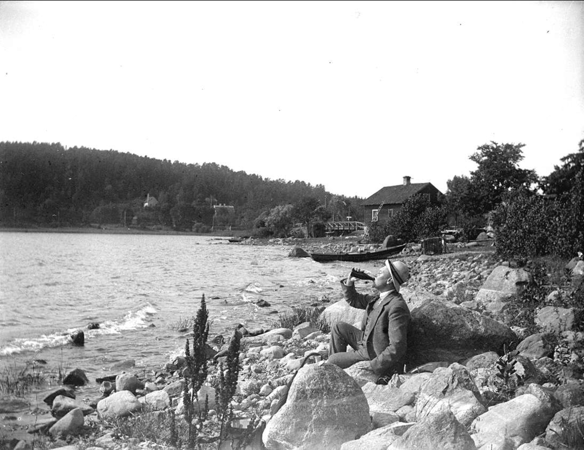 August Fredrik Schagerström, Törstig - öl på stranden vid Garnsviken, sannolikt i Odensala socken, Uppland augusti 1914