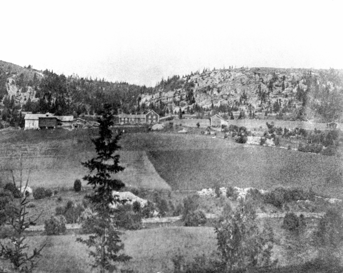 Anno Domkirkeodden, Høsbjør østre, senere Høsbjør Turisthotell. Alle husene er idag borte. Ble solgt til Høsbjør Turisthotell i 1912. Ringsaker.