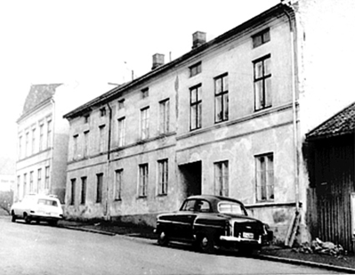 Anno Domkirkeodden, EKSTERIØR HÅKONSGATE 43 TIL 45, PARKERTE BILER FRA VENSTRE: ANTAGELIG OPEL REKORD A CA. 1964-65 STASJONSVOGN ELLER VAREBIL, SÅ OPEL REKORD 1953-54 (EVENTUELT 1955-56)