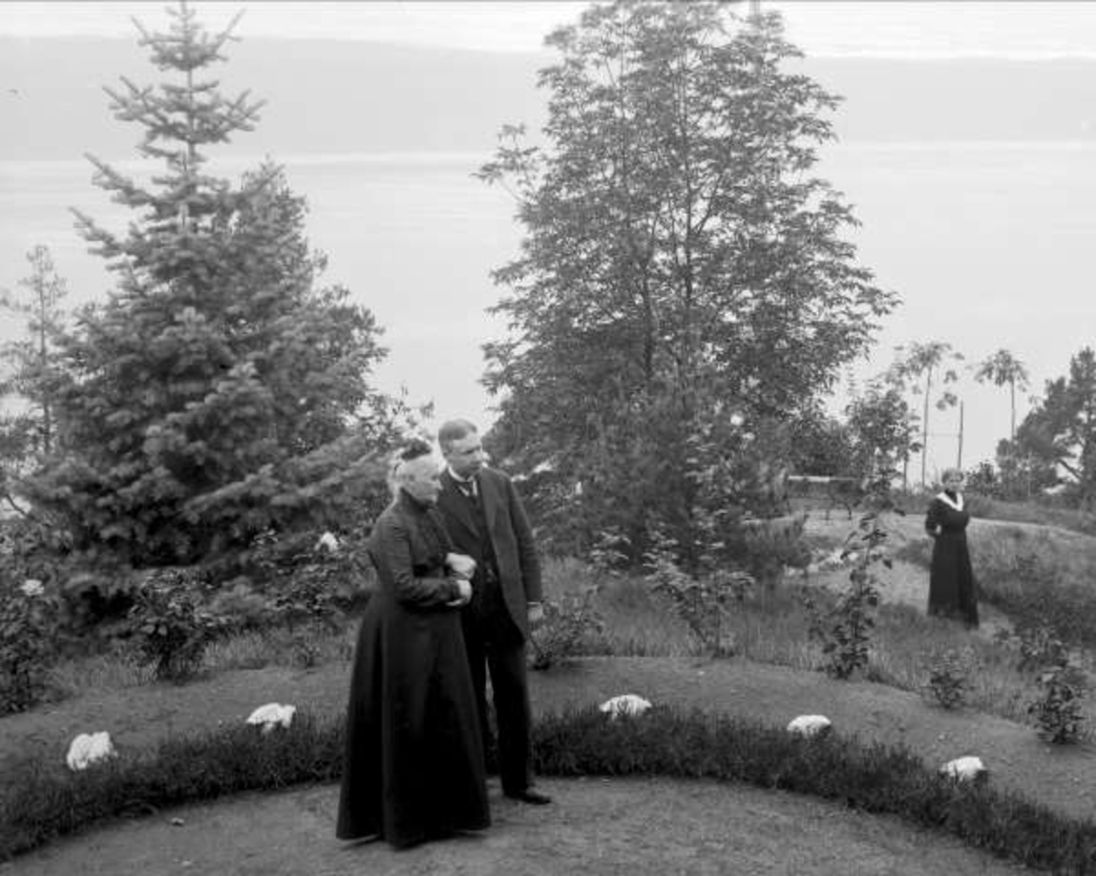 Gustav Borgen, Portrett, Svartskog, (Roald Amundsens Uranienborg) Oppegård kommune, Akershus, mor og sønn, Nils Ytteborg, Susanna Ytteborg, landsted.