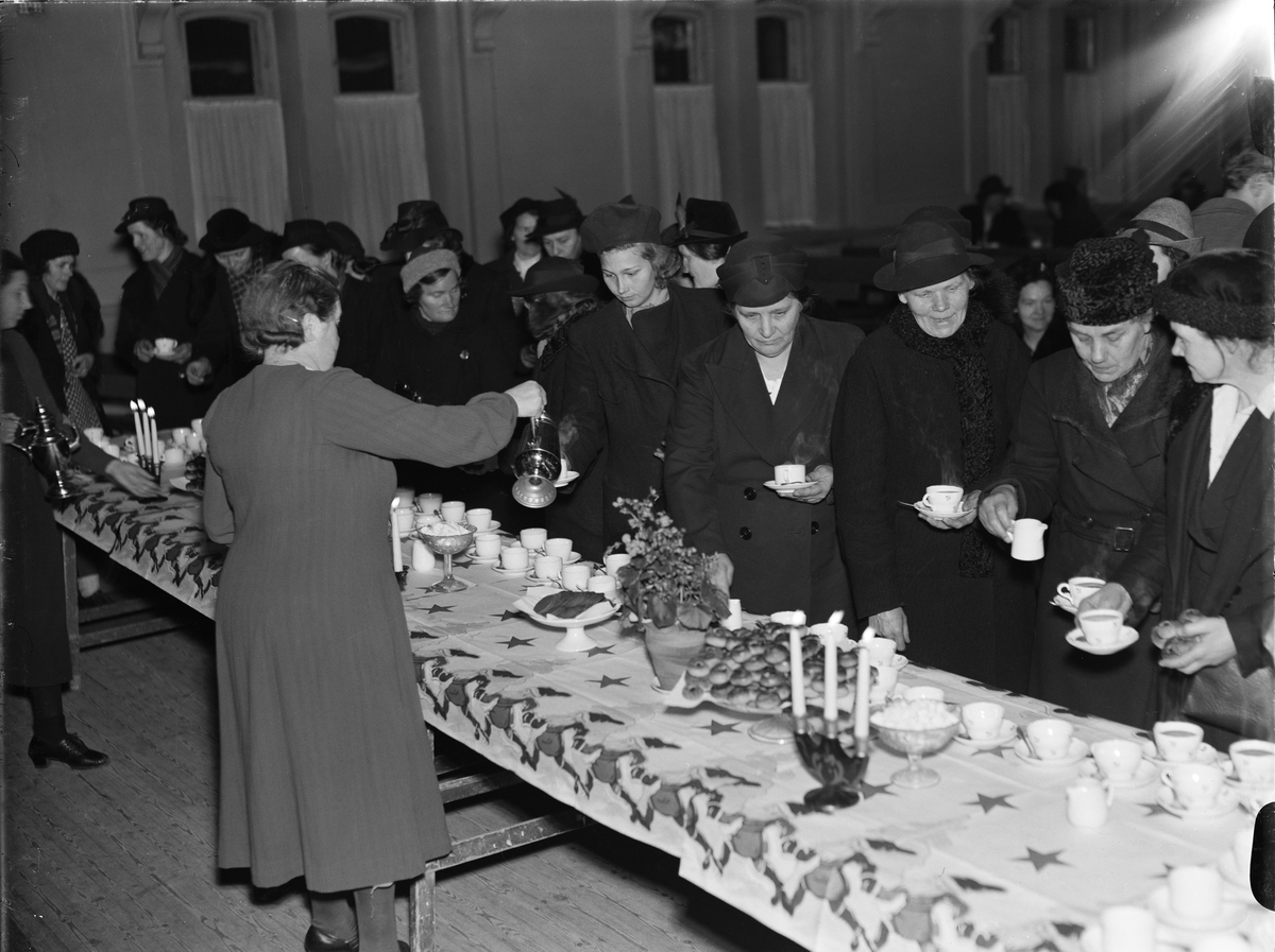 Paul Sandberg, "Festligt på Frälsningsarmén i Upsala. Över 100 presentkort till julmat utdelade", Uppsala december 19411