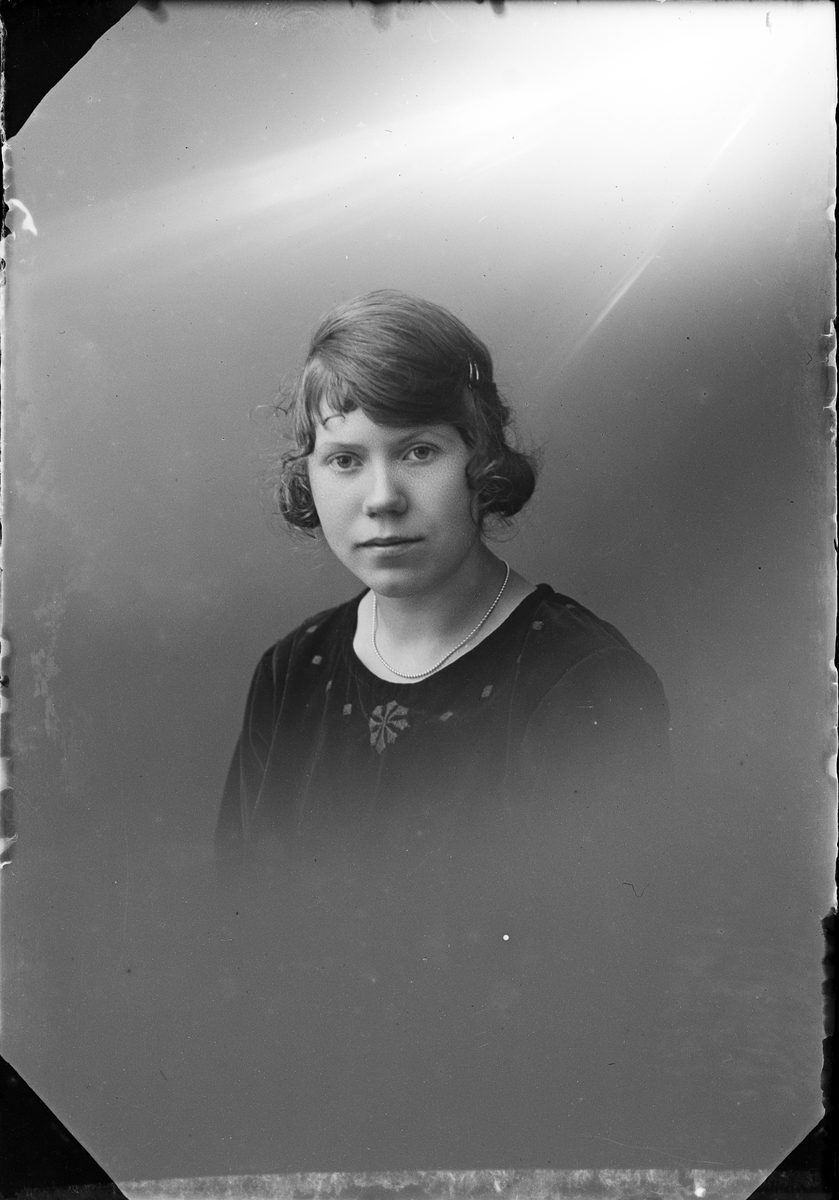 Skötsner-Edhlund, Ateljéporträtt - Ingrid Karlsson från Hargshamn, Harg socken, Uppland 1923