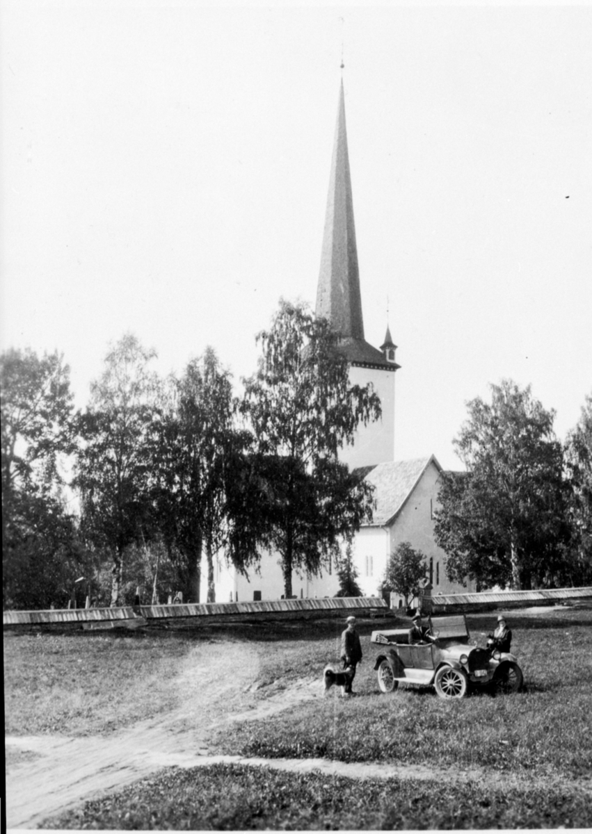 Anno Domkirkeodden, Eksteriør, Ringsaker kirke. Tre person og hunde ved bil. D-1042.