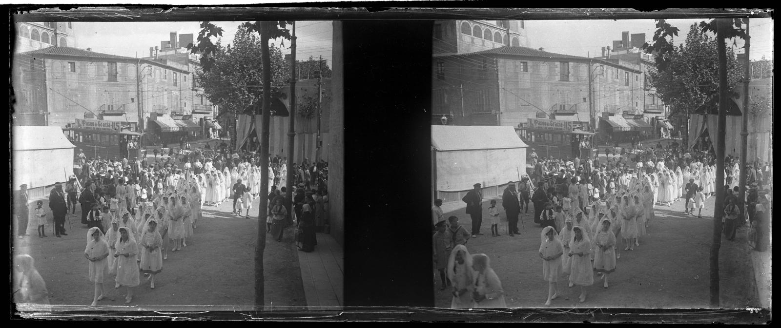 Desconegut, [Festa religiosa a la plaça Major de Sarrià]