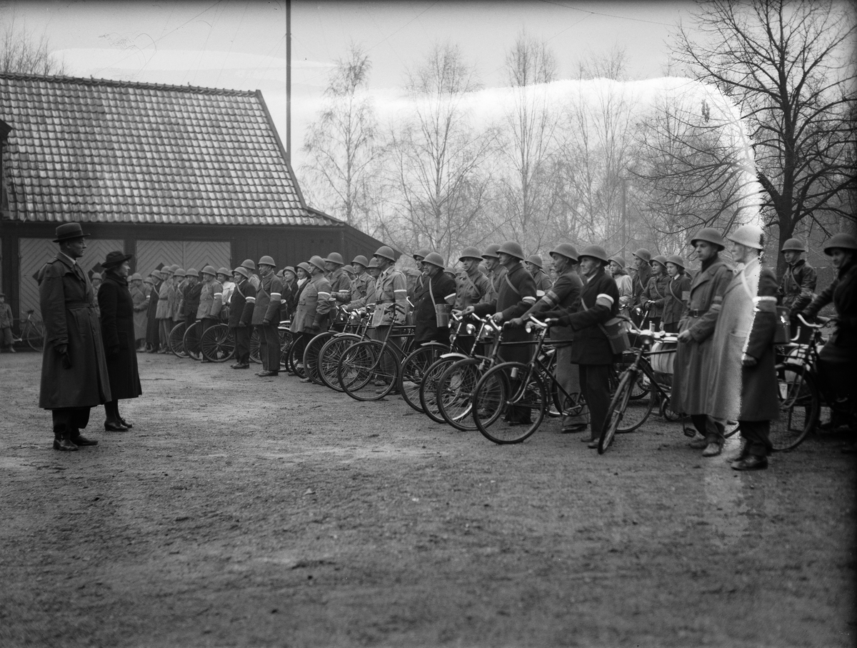 Paul Sandberg, "Blockgrupperna i Upsala luftskydd ha fått ny utrustning" - överkonstapel Noak Jansson och Karin Bratt inspekterar, Brandstationens gård, Uppsala november 1942