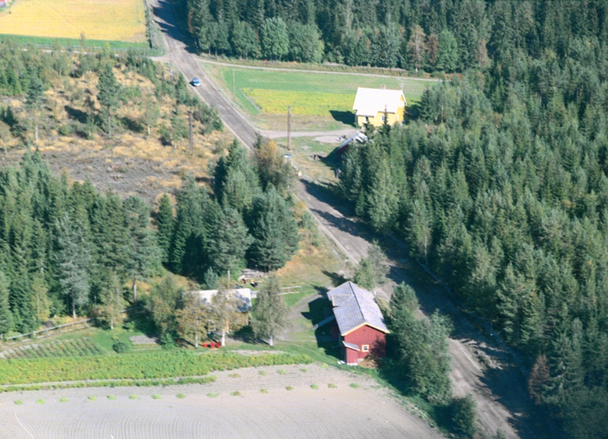 Widerøes Flyveselskap A/S, Flyfoto Heimdalsvegen 22 (nærmest) og Heimdalsvegen 33, Løten.