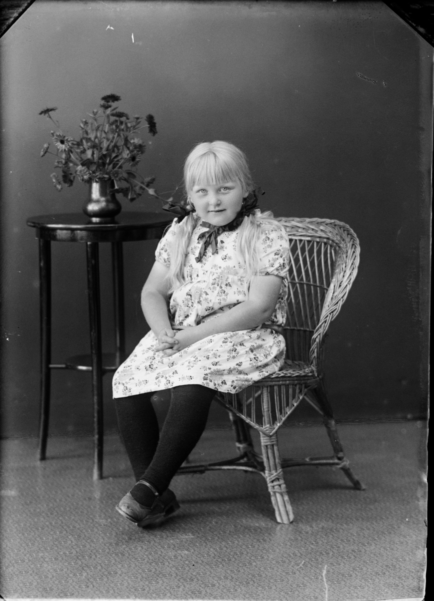 Skötsner-Edhlund, Barnporträtt - Flicka, Östhammar, Uppland