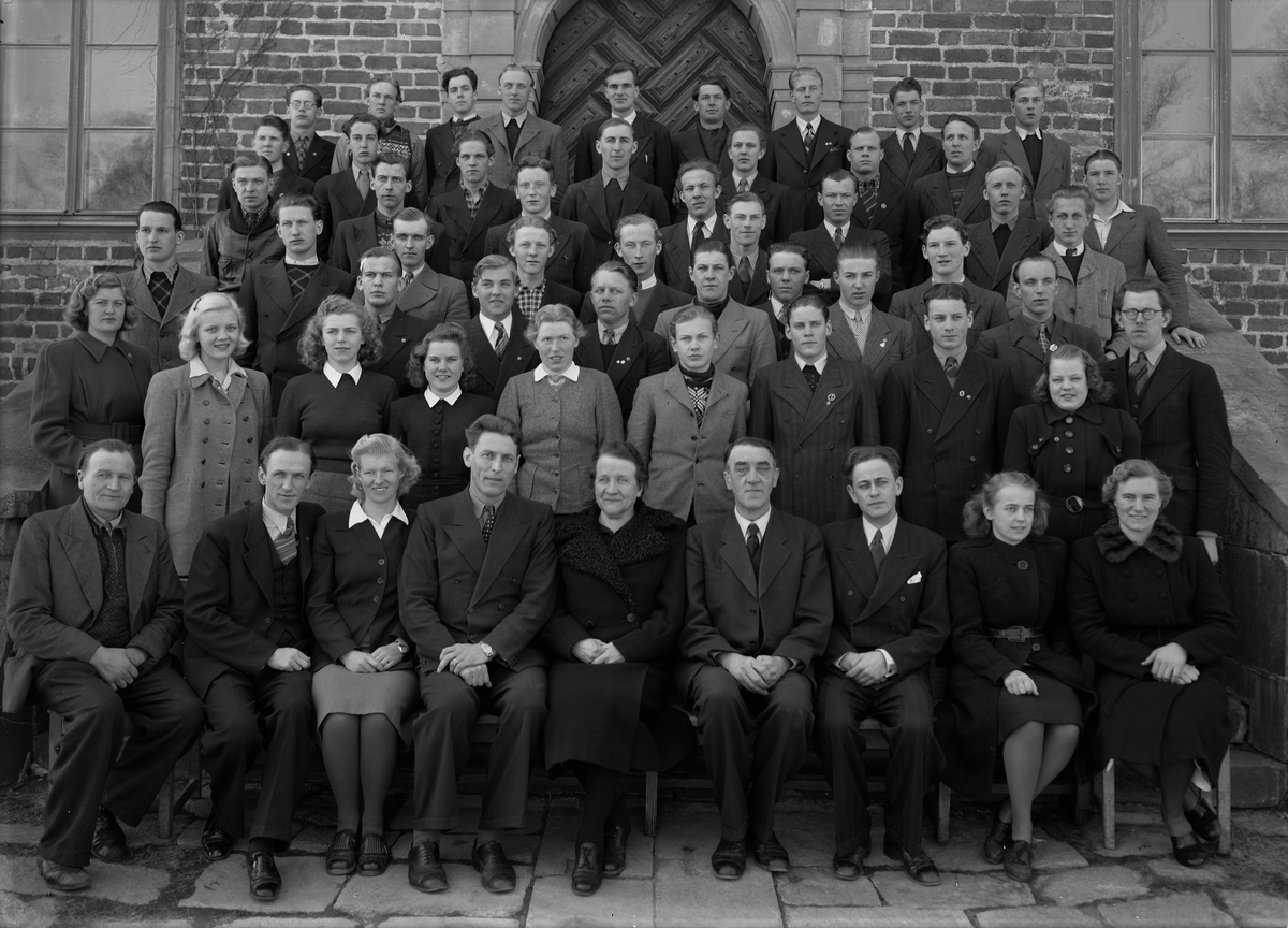 Paul Sandberg, Grupporträtt - lärare och elever vid Wiks folkhögskola, Vik, Balingsta socken, Uppland 1945