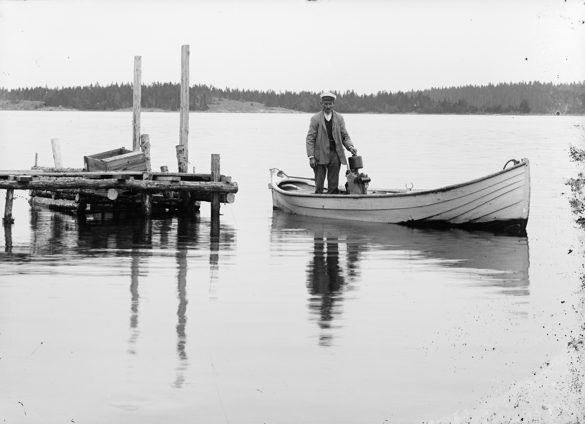 Skötsner-Edhlund, Man i båt, Östhammar, Uppland