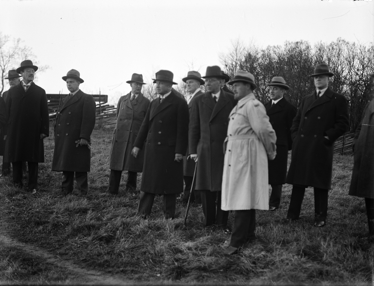 Paul Sandberg, "Folklivskännare från fyra länder samlade i Upsala" - Gustaf Adolf Akademien på utflykt till Gamla Uppsala 1933
