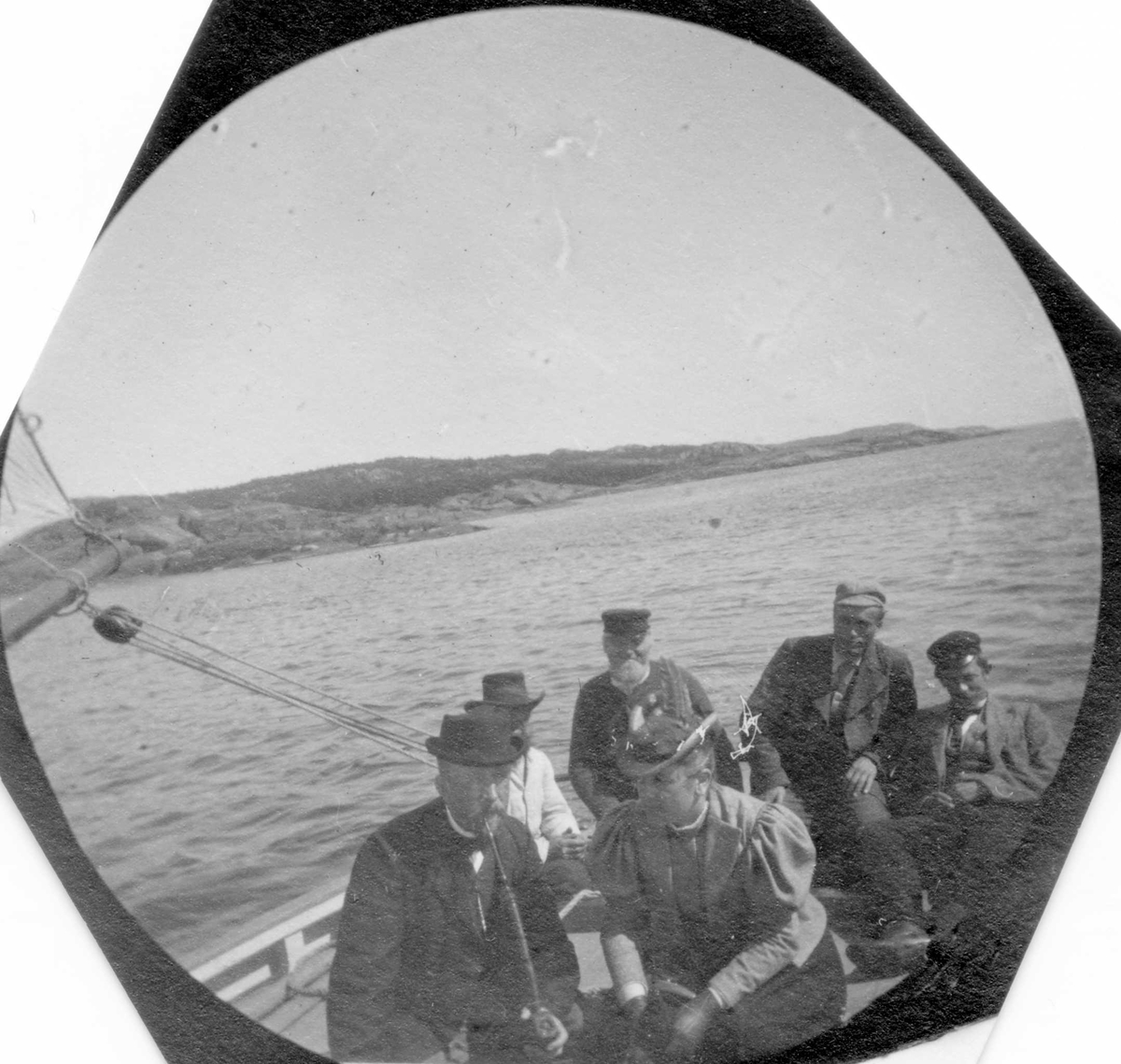 Fredrik Carl Mülertz Størmer, Fra botanisk ekskursjon med professor Blytt ved Ula, Tjølling, Vestfold. Mennesker ombord i seilbåt. Land i bakgrunnen.