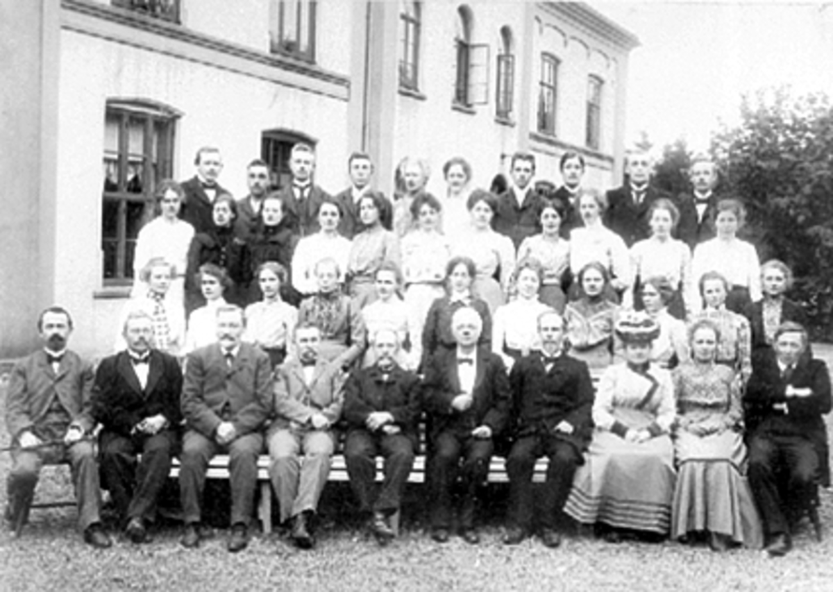 Anno Domkirkeodden, STOR GRUPPE LÆRERE OG ELEVER VED LÆRERSKOLEN, HAMAR LÆRERHØGSKOLE, FORAN SKOLEN