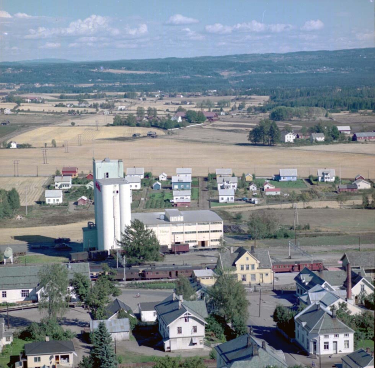Widerøes Flyveselskap A/S, FLYFOTO STANGEBYEN, STANGE SENTRUM, JERNBANESTASJON, STORGATA, FELLESKJØPETS KORNSILO