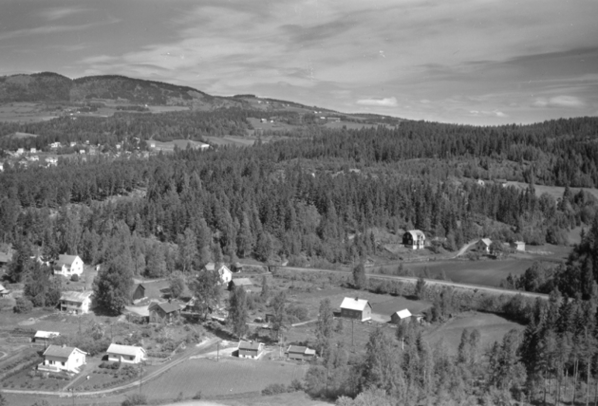 Widerøes Flyveselskap A/S, Flyfoto av Smestuen i forkant til venstre. Ekredalen innover til høyre, Moelv, Ringsaker.
