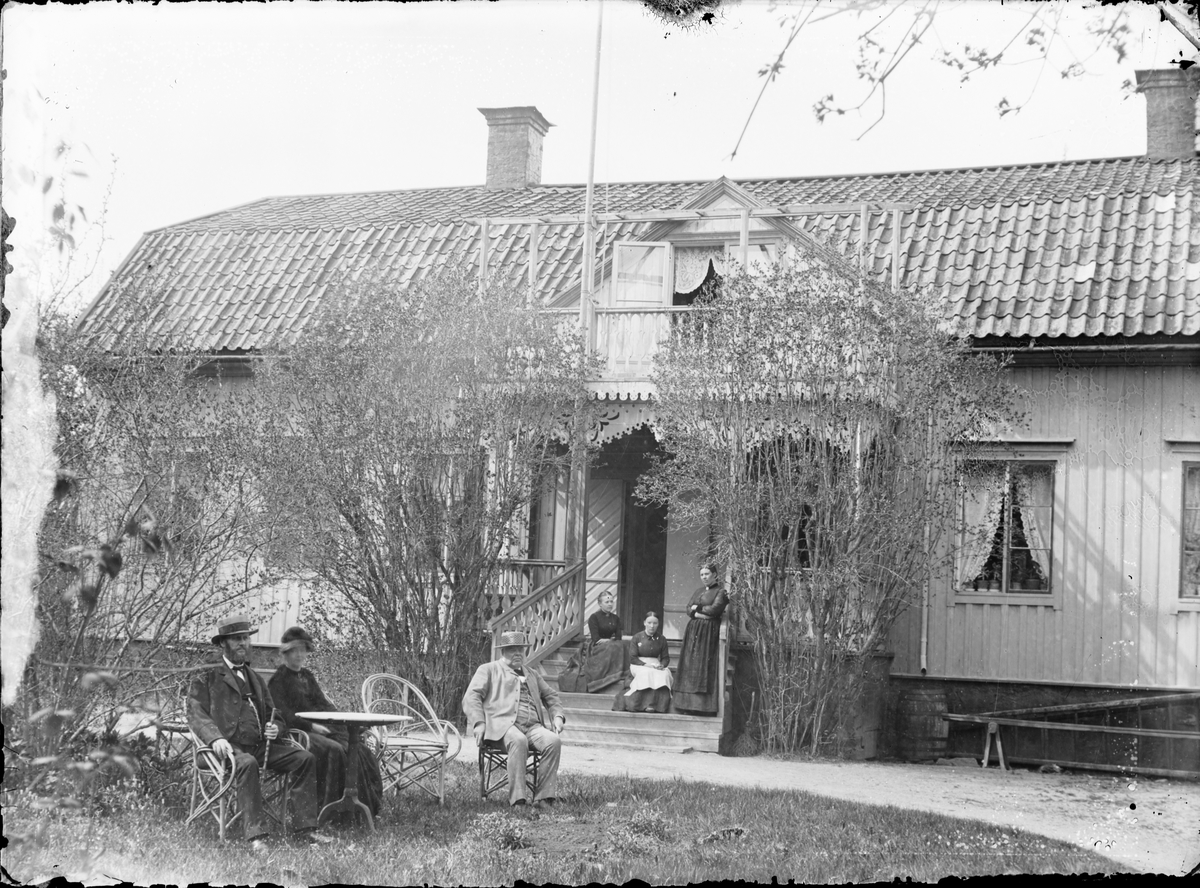 Skötsner-Edhlund, "Borgmästargården". I ljus kostym borgmästare Johan Wahlund och stående på trappan hans husföreståndarrinna Maria Lindberg, Östhammar, Uppland 1900