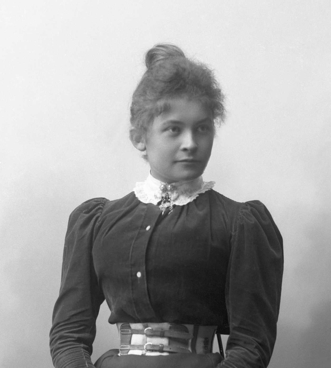 Gustav Borgen, Portrett, ung kvinne i mørk drakt.