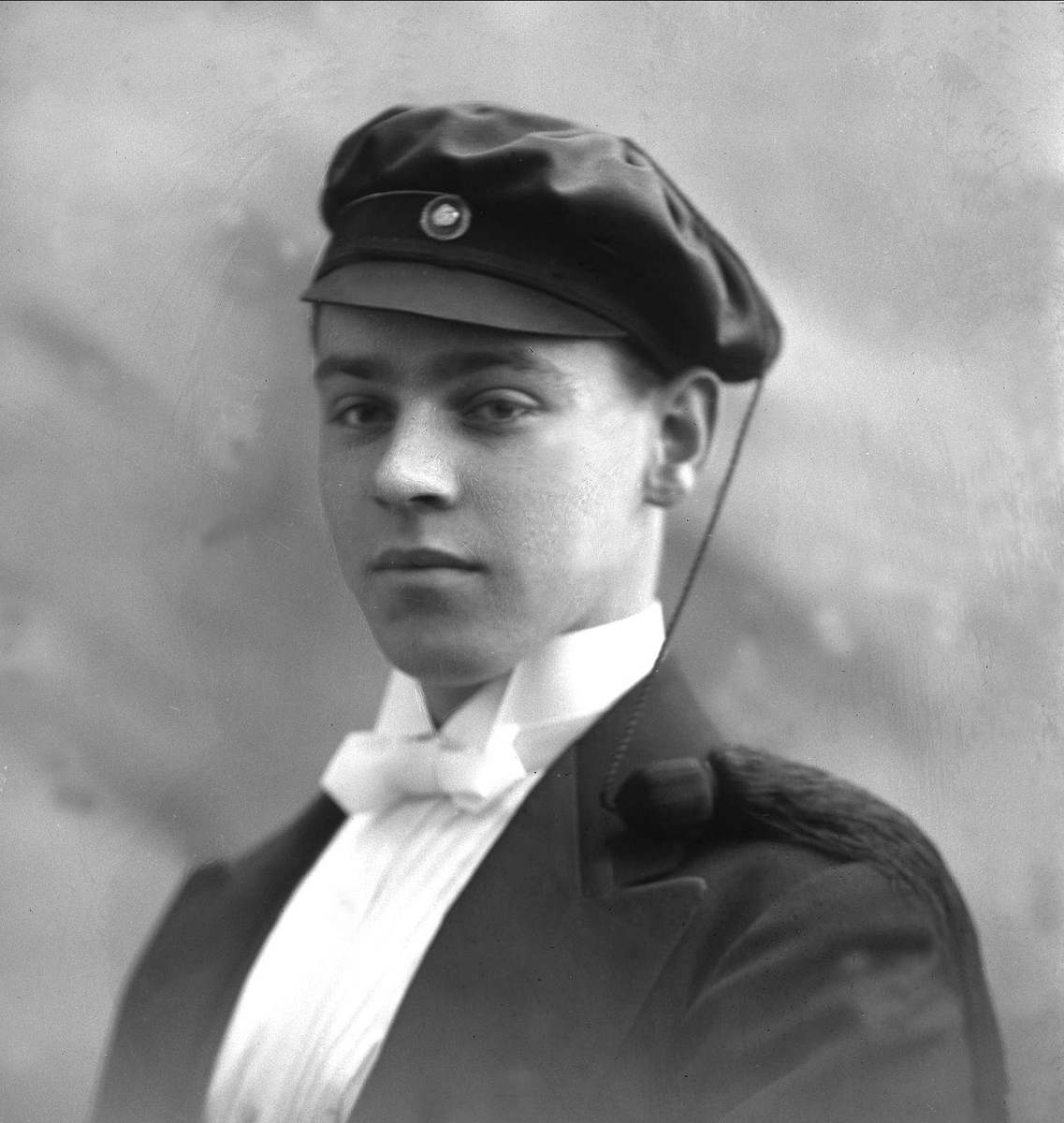Gustav Borgen, Portrett, mann med studentlue. Leif Wiersholm.