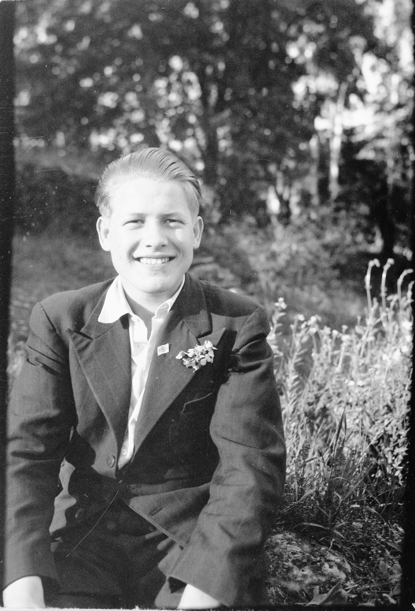 Håkon Prestkværn, Ukjent mann sitter i gresset.