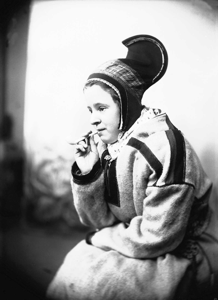 Solveig Lund, Kvinne i sameliknende drakt med kofte, hornlue og pipe.