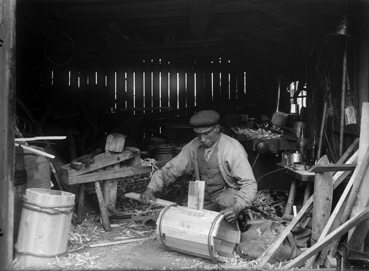 Paul Sandberg, The fisherman Fredrik Larsson fits in last “kimmen” in a streaming vessel, Hållen, Uppland July 1935